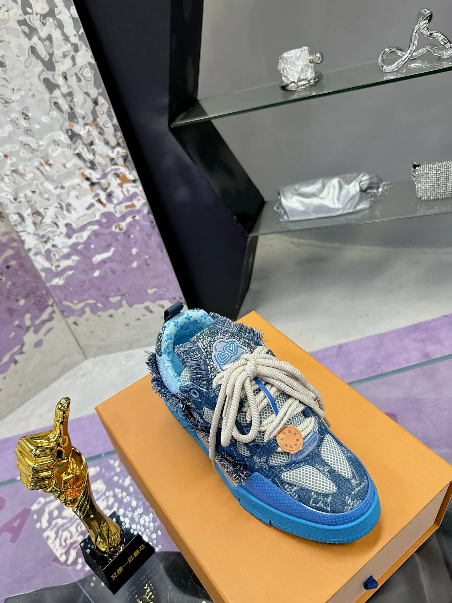 Men's shoes 💰900❤️❤️❤️ 𝙇𝙑 Bread shoes have added new colors 💓 Craftsmanship series 𝟐𝟎𝟐5/𝐒𝐒 𝐧𝐞𝐰 Louis Vuitton catwalk skate shoes are popular, LOUIS VUITTON Trainer is undoubtedly one of the most successful Sneakers launched by luxury brands, but the pace of exploration will not stop. LOUISVUITTON will also bring a new series of skateboard shoes in the spring of 2025. The new series in the picture returns to the 90s Chunky Skate Shoes look and feel. The uppers are made of leather and mesh. The fat silhouette and thick shoelaces are very eye-catching. It is expected to have quite a few colors like the Trainer. Judging from the previous DIOR show skate shoes, this chunky style may be even stronger next year. 💎 Size: Female 35-40 Male 39-46